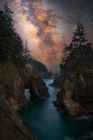 Marcin Zajac capturó los tonos anaranjados y plateados de la Vía Láctea sobre la costa sur de Oregón.