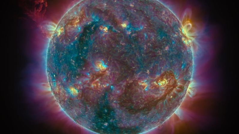 Sergio Díaz Ruiz tuvo que combinar observaciones en múltiples longitudes de onda en el ultravioleta extremo para capturar la hipnótica gama de colores en la superficie y la actividad coronal del sol.