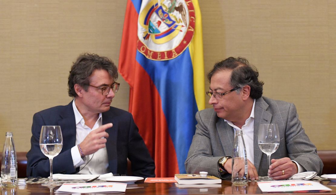 Alejandro Gaviria fue ministro de Salud de Colombia en el gobierno de Juan Manuel Santos. En esta foto aparee con el presidente Gustavo Petro, de quien es su ministro de Educación.