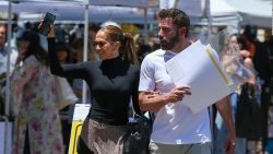 CNNE 1235255 - jennifer lopez y ben affleck fueron vistos en un mercado junto a sus hijos