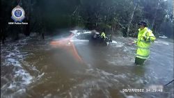 CNNE 1235350 - asi rescatan a una mujer atrapada en un auto en medio de inundaciones