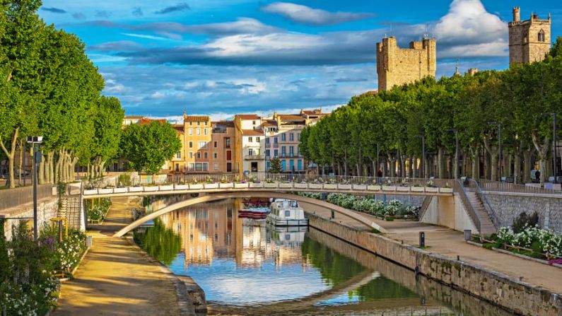 Narbona, Francia: un ramal del Canal du Midi atraviesa el casco histórico de Narbona, Francia. La ciudad y sus alrededores ofrecen una alternativa relajada a otras partes del sur de Francia. Mira la galería para conocer más. Crédito: Botond Horvath/Adobe Stock