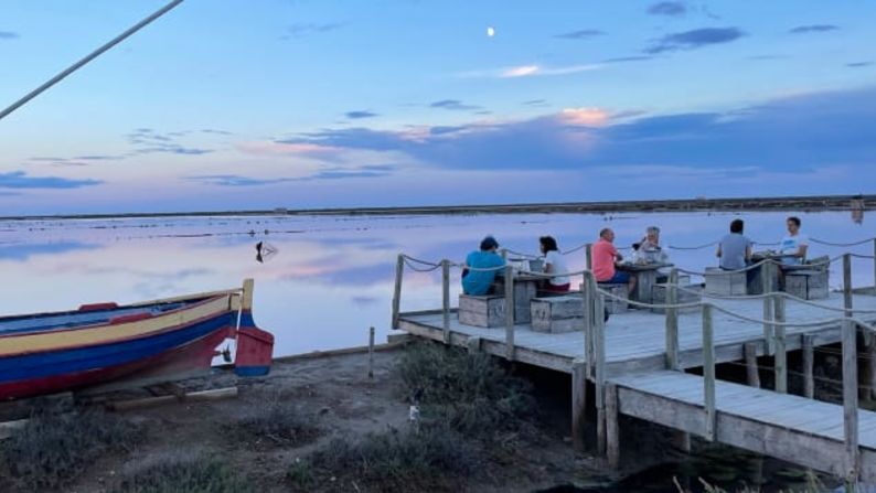 Cena al aire libre: la Cambuse du Saunier, cerca de Gruissan, sirve mariscos frescos en mesas rústicas de madera a la deriva junto a una laguna salada. Crédito: Terry Ward