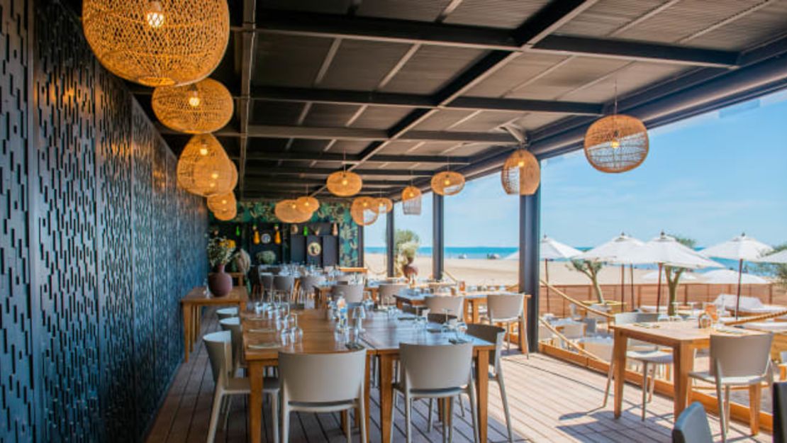 Un club de playa y un restaurante junto al mar en la cercana Gruissan forman parte de la oferta de verano del Château l'Hospitalet. Crédito: EO CREATIVE @FlorianVidot