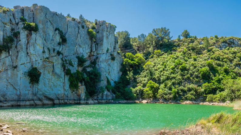 Explorando el terreno: al hacer una excursión por el campo se puede encontrar con una vista inesperada del Gouffre de l'Oeil Doux ("sumidero de ojos dulces") de color esmeralda. Parece atractivo, pero está prohibido nadar en este lugar. Crédito: Laurent Fighiera/Adobe Stock