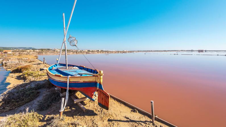 Salinas: en el Salin de l'Île Saint Martin, cerca del antiguo pueblo de Gruissan, se cultivan sal y ostras. Crédito: Sasha64f/Adobe Stock