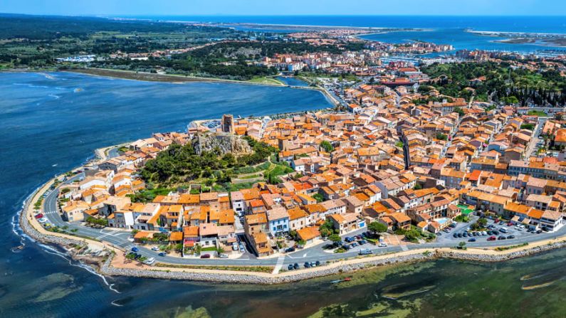 Gruissan: la encantadora ciudad de Gruissan está situada a lo largo de la costa mediterránea, a unos 15 kilómetros al sureste de Narbona. Crédito: Boris Stroujko/Adobe Stock