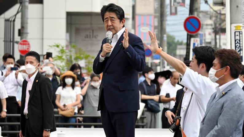 El ex primer ministro de Japón Shinzo Abe fue trasladado de urgencia al hospital después de recibir un disparo el pecho durante un discurso en Nara. Abe estaba consciente y receptivo mientras lo transportaban al hospital, dicen los informes. En esta foto aparece Abe momentos antes de recibir un disparo frente a la estación Yamatosaidaiji en Nara, Japón, el 8 de julio.