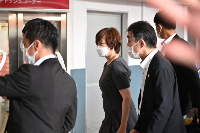 La esposa de Shinzo Abe, Aki Abe (en el centro), llega al Hospital Universitario Médico de Nara en Kashihara, en la prefectura de Nara, luego del tiroteo que sufrió el ex primer ministro el 8 de julio de 2022.