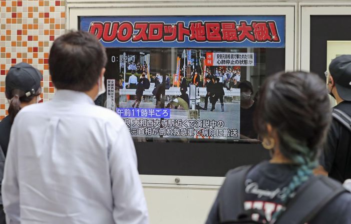 Una pantalla de televisión en el área de Yurakucho de Tokio muestra la noticia de que le dispararon al ex primer ministro Shinzo Abe.