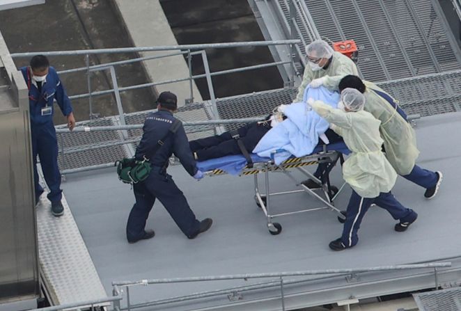 Esta fotografía aérea muestra a un hombre se cree que es Abe en una camilla en el Hospital de la Universidad Médica de Nara en Kashihara, Prefectura de Nara, Japón, el 8 de julio.