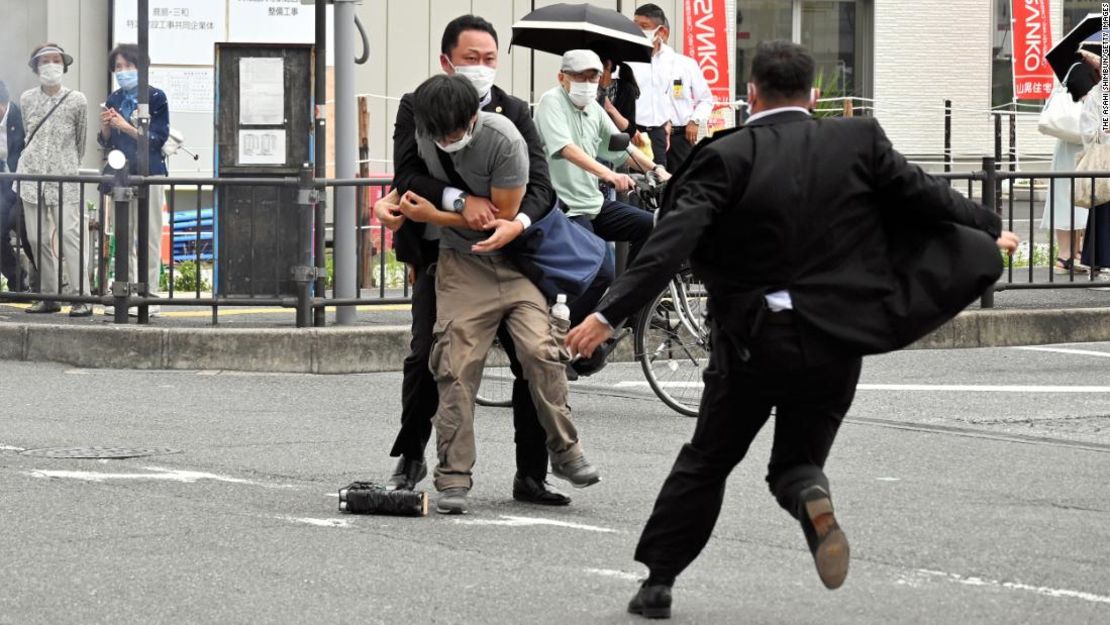 La policía de seguridad aborda para detener a un sospechoso que se cree que disparó al ex primer ministro Shinzo Abe frente a la estación de Yamatosaidaiji el 8 de julio de 2022 en Nara, Japón. Abe recibió un disparo mientras pronunciaba un discurso en la calle con motivo de las próximas elecciones a la Cámara Alta.