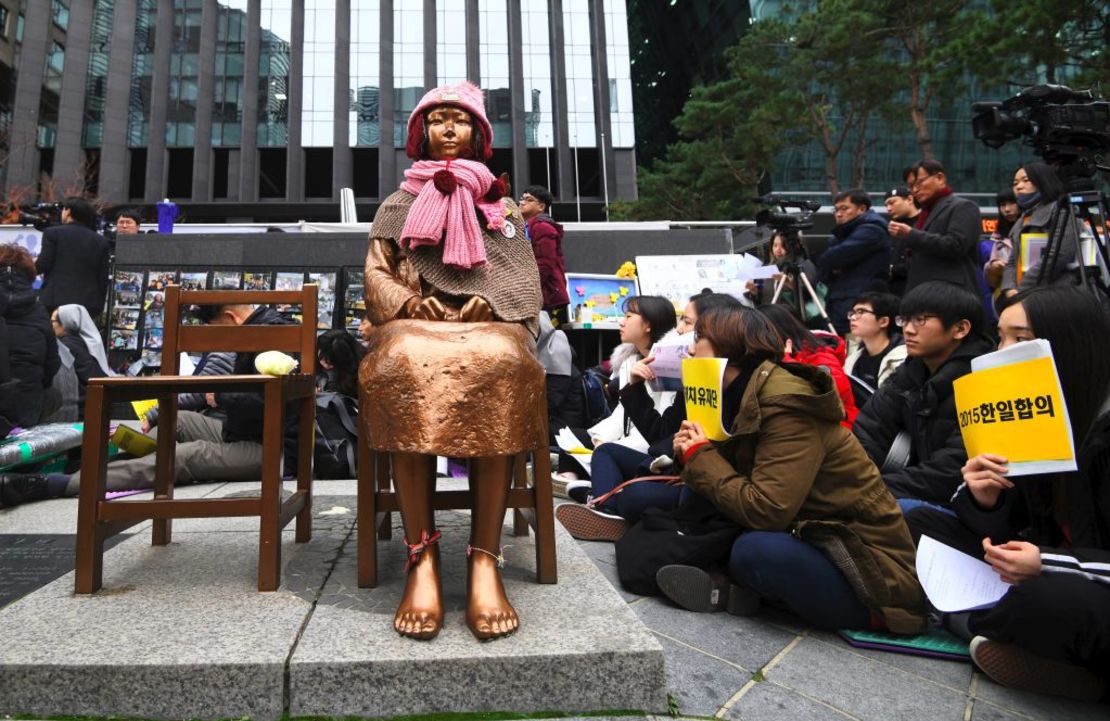 Manifestantes surcoreanos junto a una estatua de las "mujeres de consuelo", que sirvieron como esclavas sexuales para los soldados japoneses durante la Segunda Guerra Mundial.