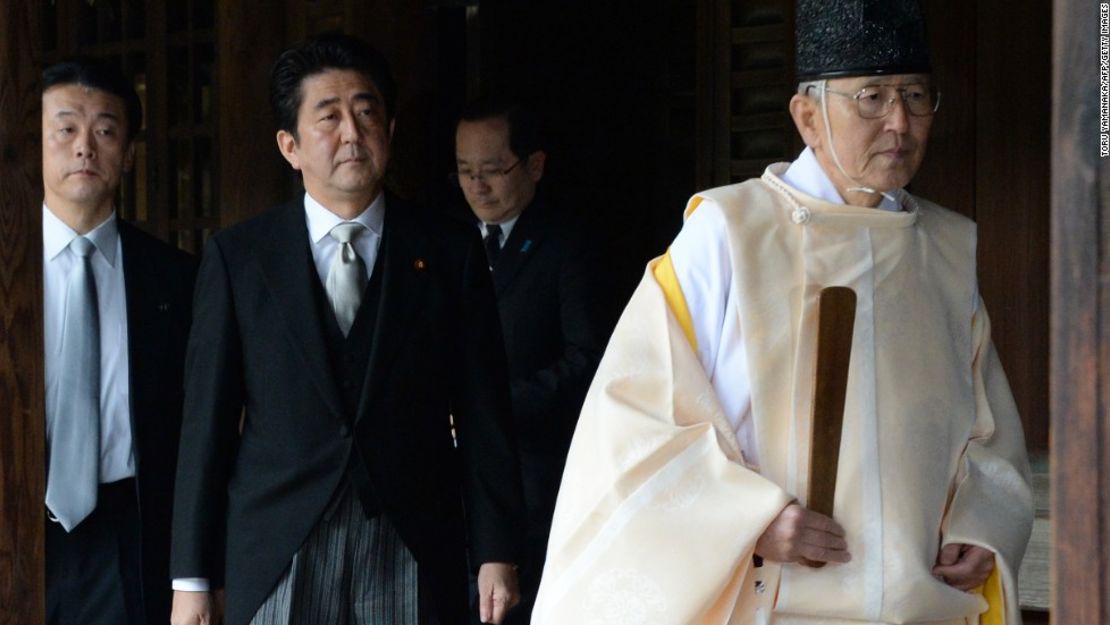 Shinzo Abe en el controvertido santuario de guerra Yasukuni en Tokio, en 2013.