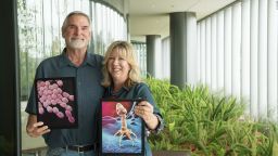 Tom Patterson (izquierda) y su esposa Steffanie Strathdee (derecha).
