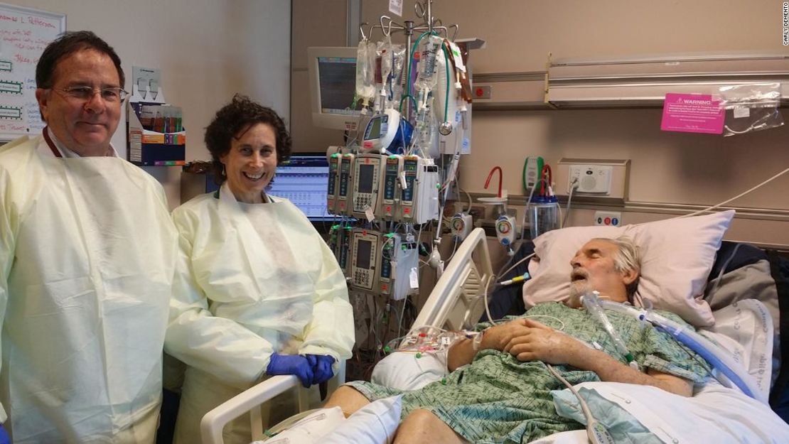 Los doctores Robert "Chip" Schooley (izquierda) y Randy Taplitz después de inyectar a Patterson la primera ronda de bacteriófagos en el Centro Médico de la UC San Diego.