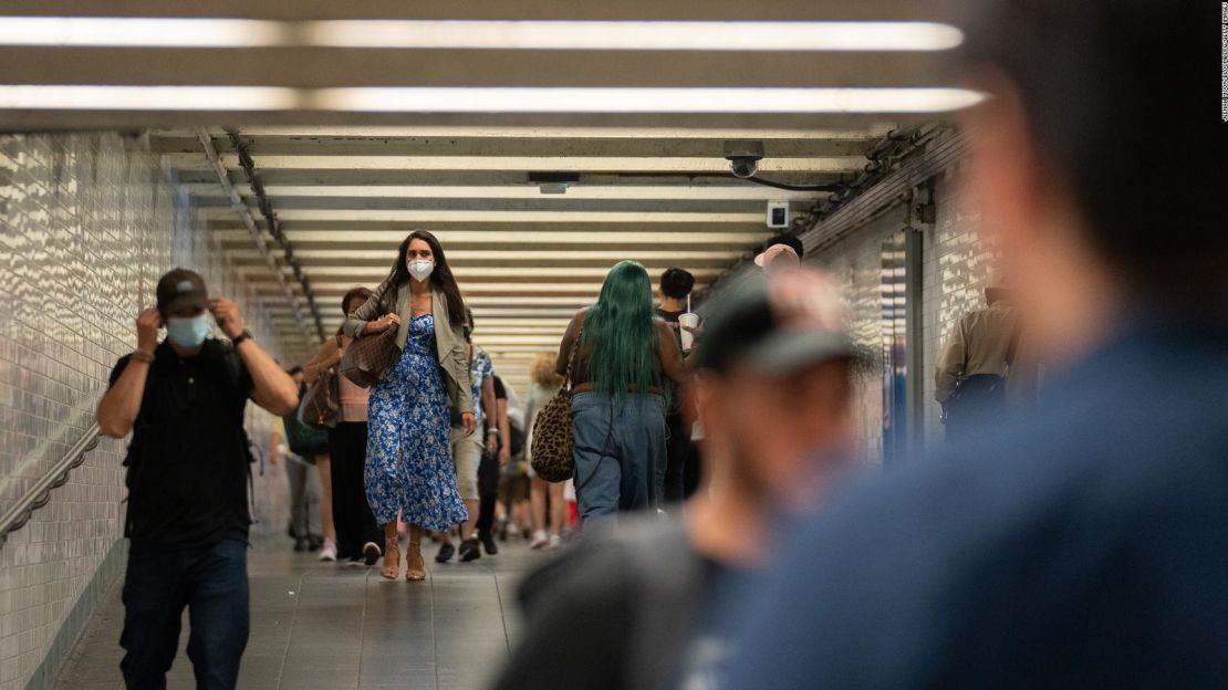 Algunos viajeros usan mascarillas en la estación de metro de Times Square de Nueva York la semana pasada.