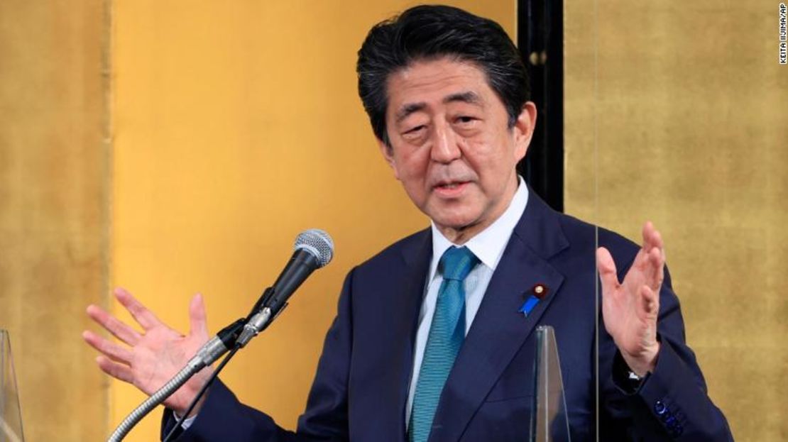 El político japonés Shinzo Abe asiste a una fiesta de recaudación de fondos políticos en un hotel de Tokio el 14 de abril de 2022.