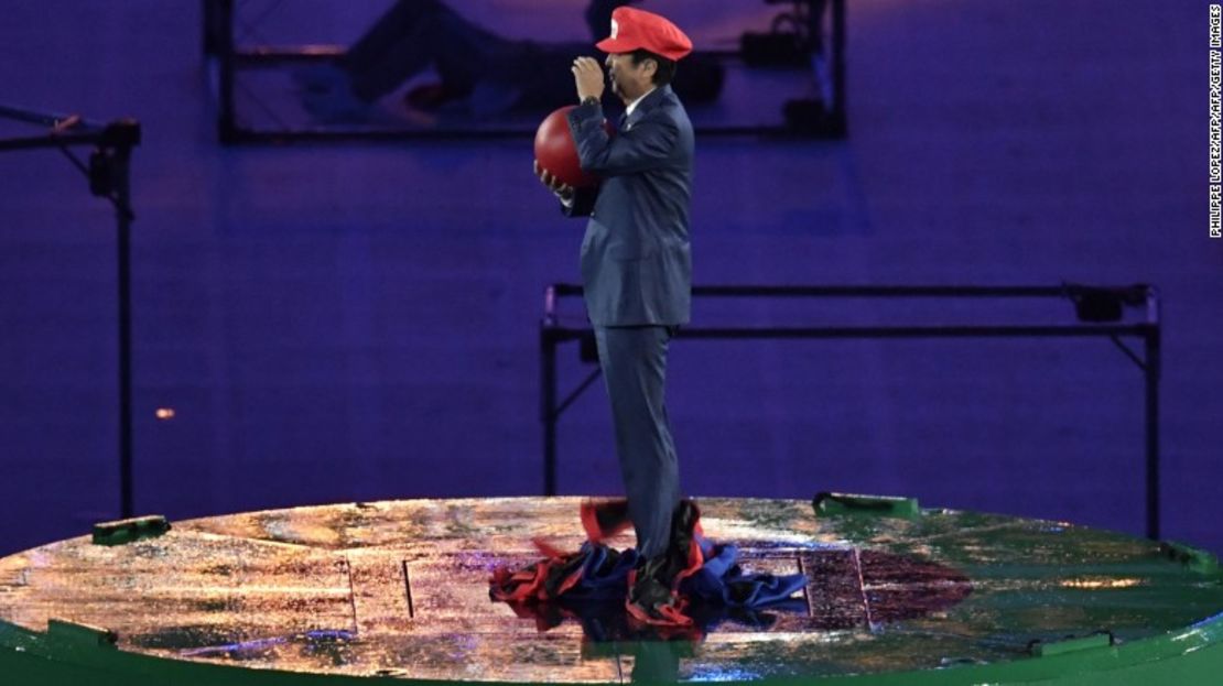 Shinzo Abe, vestido de Super Mario, sostiene una pelota roja durante la ceremonia de clausura de los Juegos Olímpicos de Río 2016.