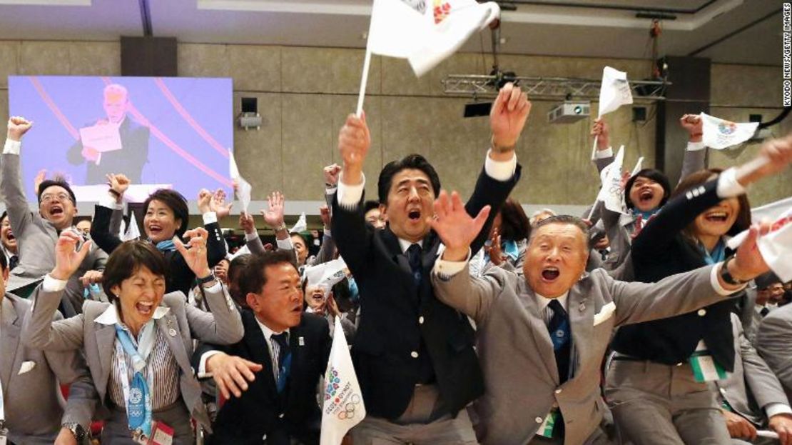 El entonces primer ministro de Japón, Shinzo Abe, celebrando en Buenos Aires tras la elección de Tokio como sede de los Juegos Olímpicos de Verano de 2020 en septiembre de 2013.