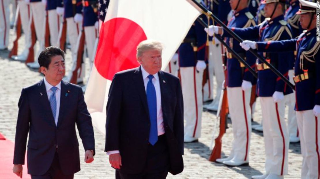 Abe escolta al entonces presidente Donald Trump durante una ceremonia de bienvenida en el Palacio de Akasaka, el 6 de noviembre de 2017.