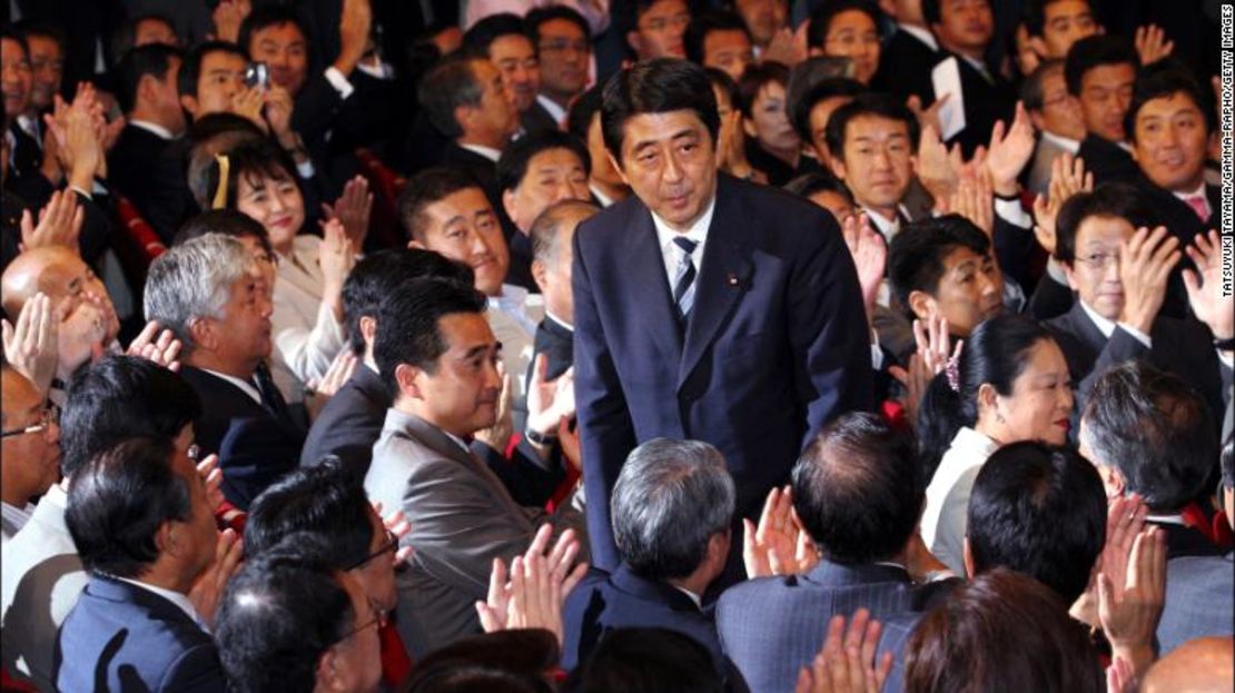 Abe se inclina ante los aplausos de los legisladores del gobernante Partido Liberal Democrático tras ganar las elecciones presidenciales del partido el 20 de septiembre de 2006.