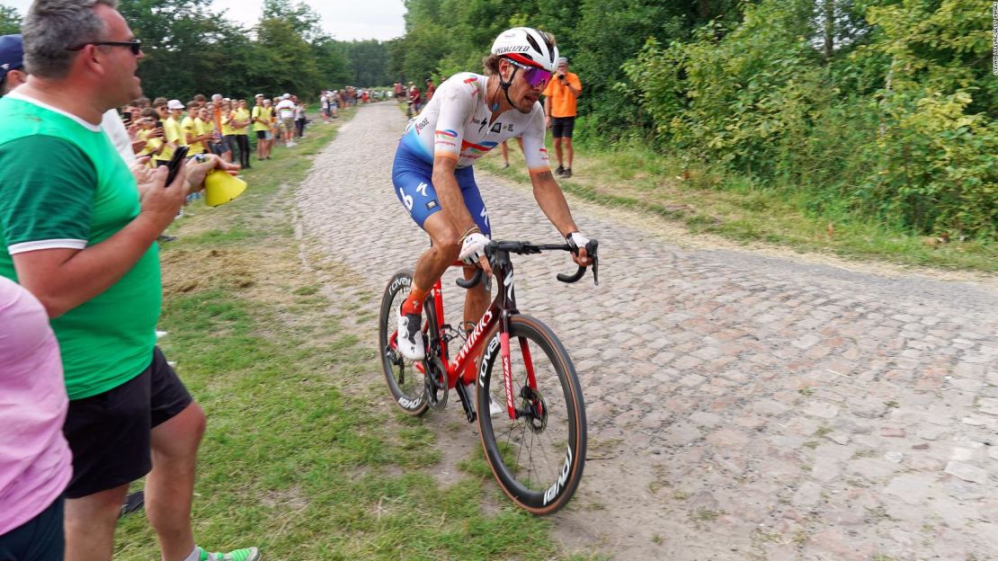 Daniel Oss pasando por los adoquines durante el Tour de Francia el 06 de julio de 2022.