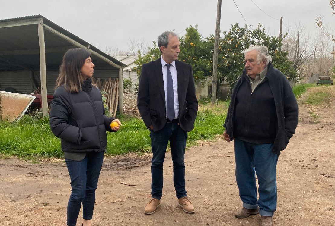 María O’Donnell y Ernesto Tenembaum de Conecta2 en la chacra de "Pepe" Mujica.