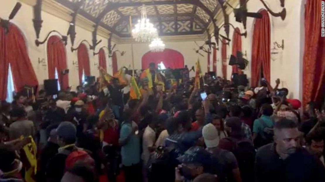 Los manifestantes protestan dentro de la residencia de Gotabaya Rajapaksa, en Colombo, Sri Lanka, en esta captura de pantalla obtenida de un video de las redes sociales el 9 de julio de 2022.