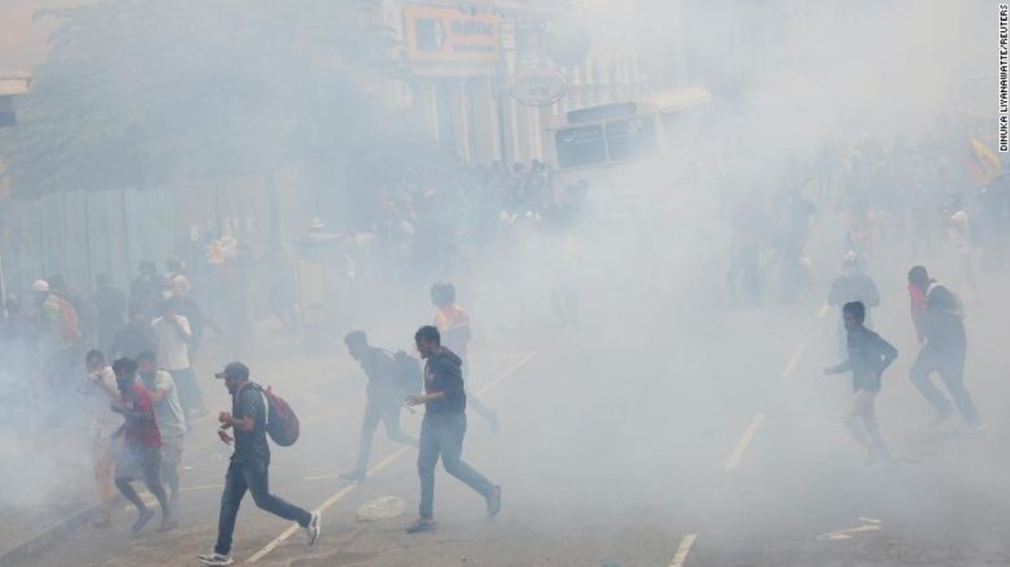 Los manifestantes huyen de los gases lacrimógenos utilizados por la policía durante una protesta que exige la renuncia del presidente Gotabaya Rajapaksa cerca de la residencia del presidente en Colombo, Sri Lanka, el sábado.