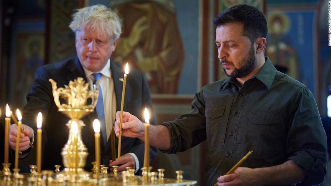 Volodymyr Zelensky y Boris Johnson visitaron el Monasterio de las Cúpulas Doradas de San Miguel en Kyiv, Ucrania, el 17 de junio de 2022.