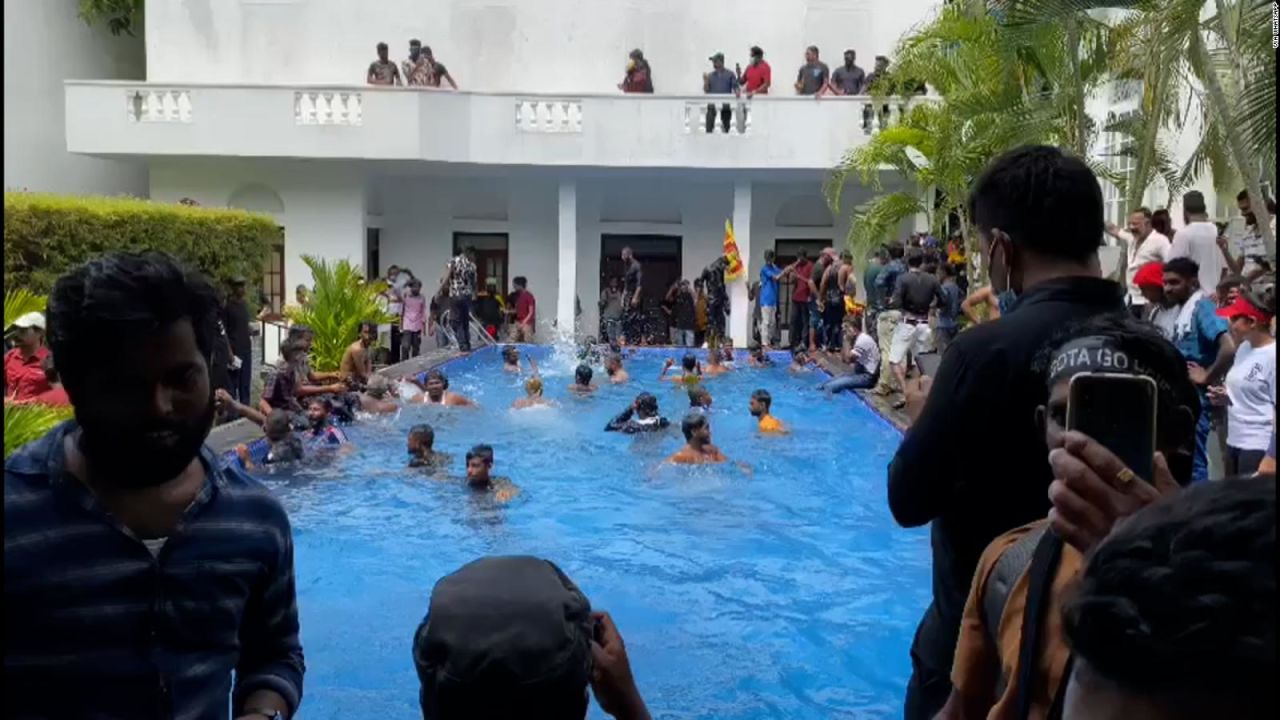 CNNE 1236331 - manifestantes nadan en piscina presidencial tras irrumpir en el palacio en sri lanka