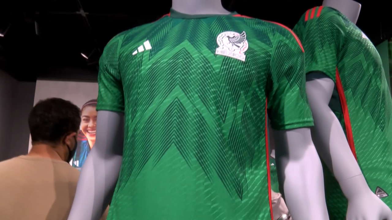 CNNE 1236340 - el tri presenta su nueva camiseta para qatar 2022