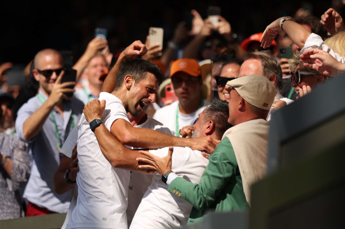 Novak Djokovic celebra tras obtener el séptimo título en Wimbledon. Crédito: Julian Finney/Getty Images