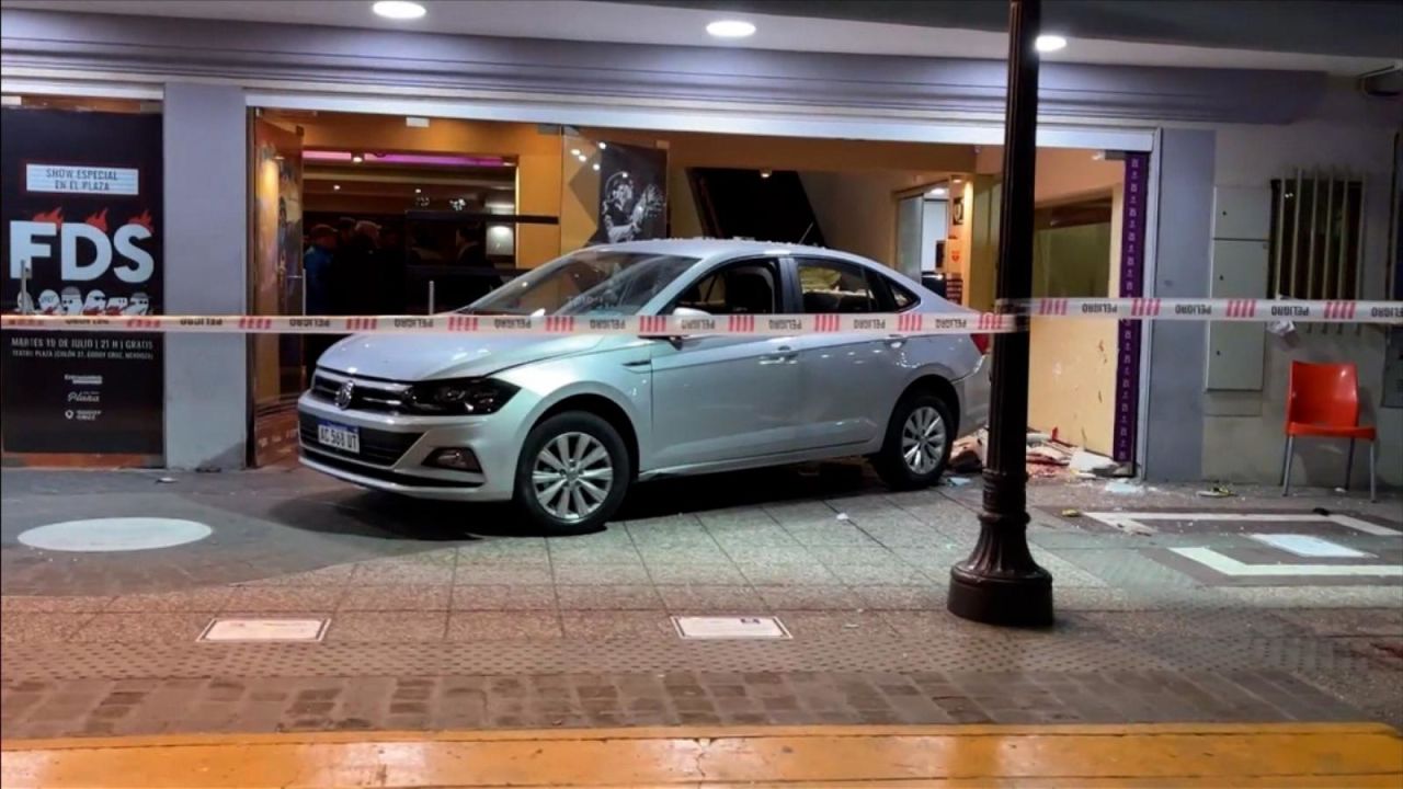 CNNE 1236628 - el momento en el que un auto se incrusta en un teatro en argentina