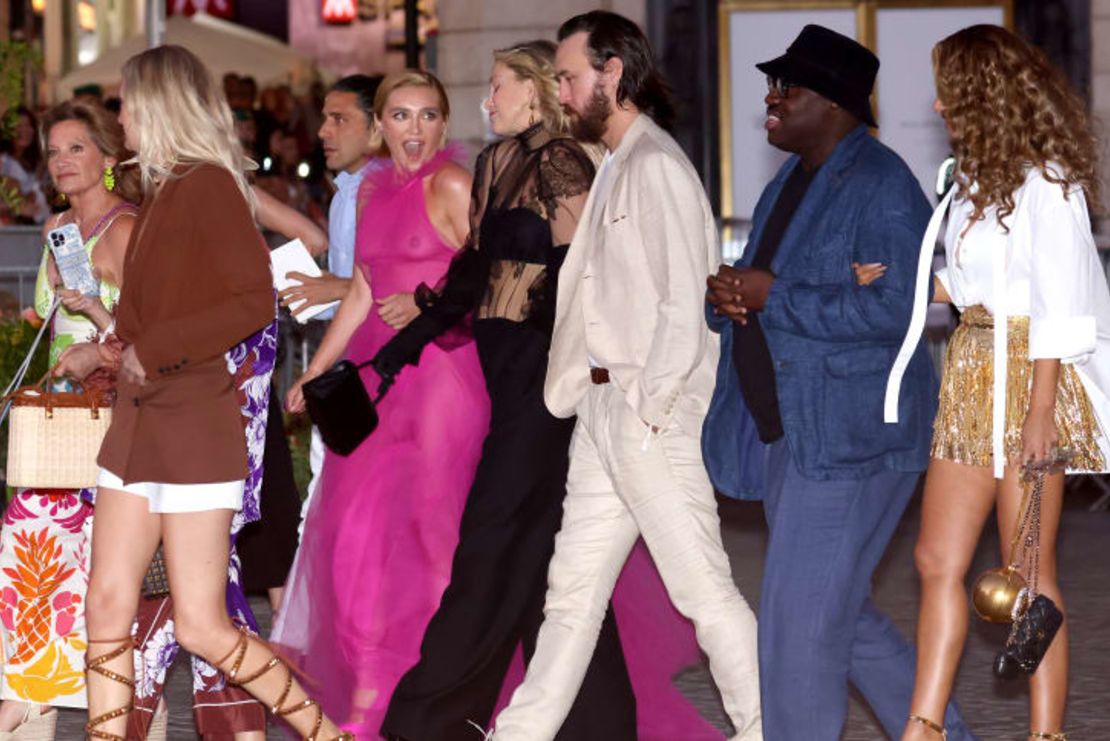 Florence Pugh, Kate Hudson y Danny Fujikawa asisten a la pasarela Otoño-Invierno de Alta Costura de Valentino 2022-2023 en Roma, Italia, el 8 de julio de 2022. Crédito: Franco Origlia/Getty Images