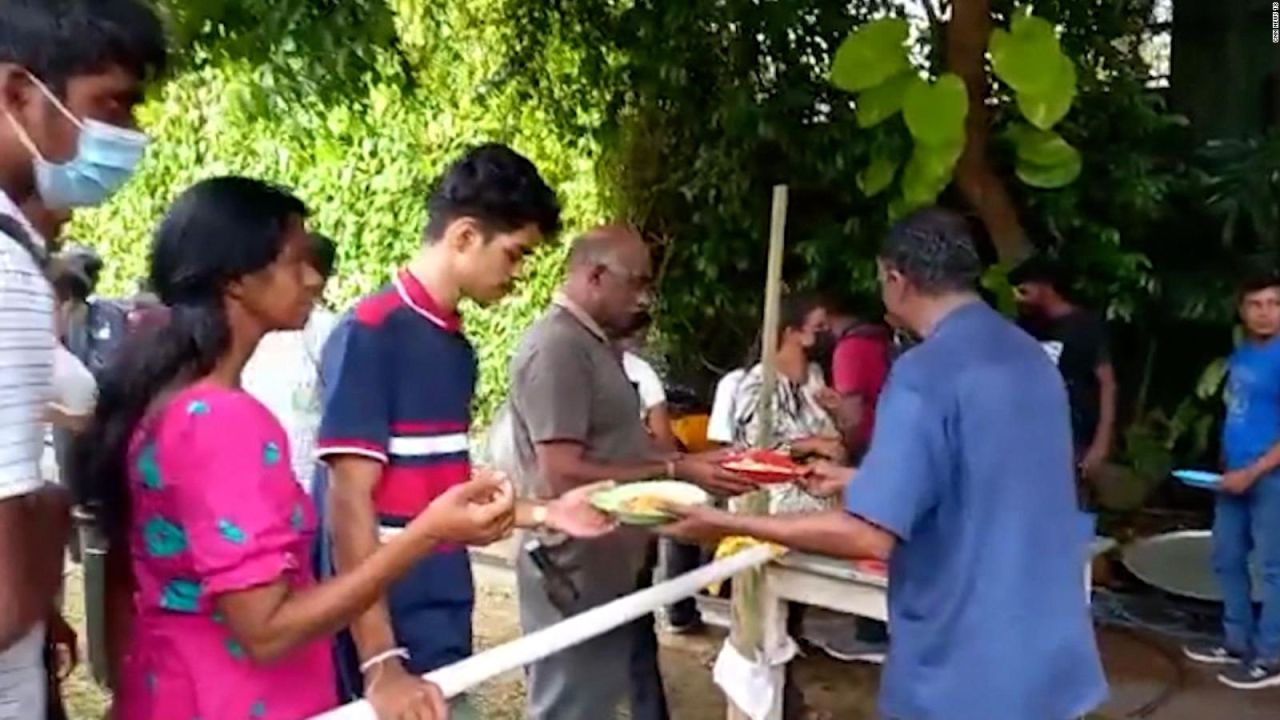 CNNE 1236822 - manifestantes cantan y cocinan en la casa del primer ministro en sri lanka