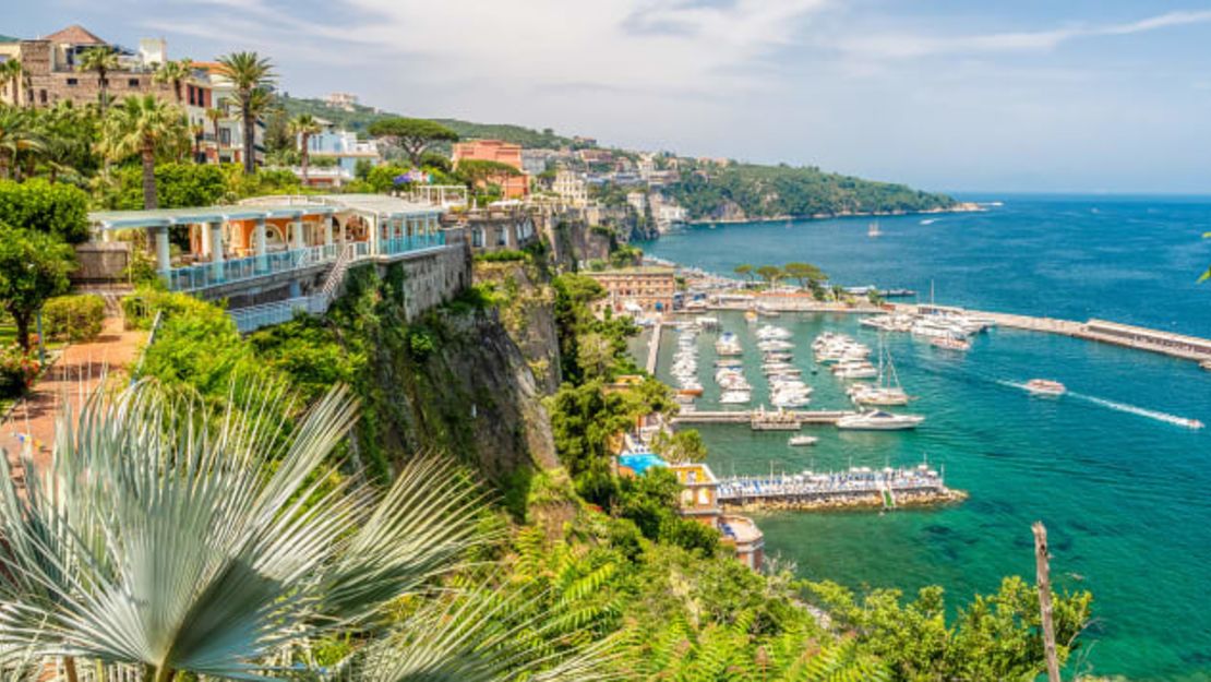 La región de la costa de Amalfi atrae a un gran número de turistas. Crédito: Balate Dorin/Adobe Stock