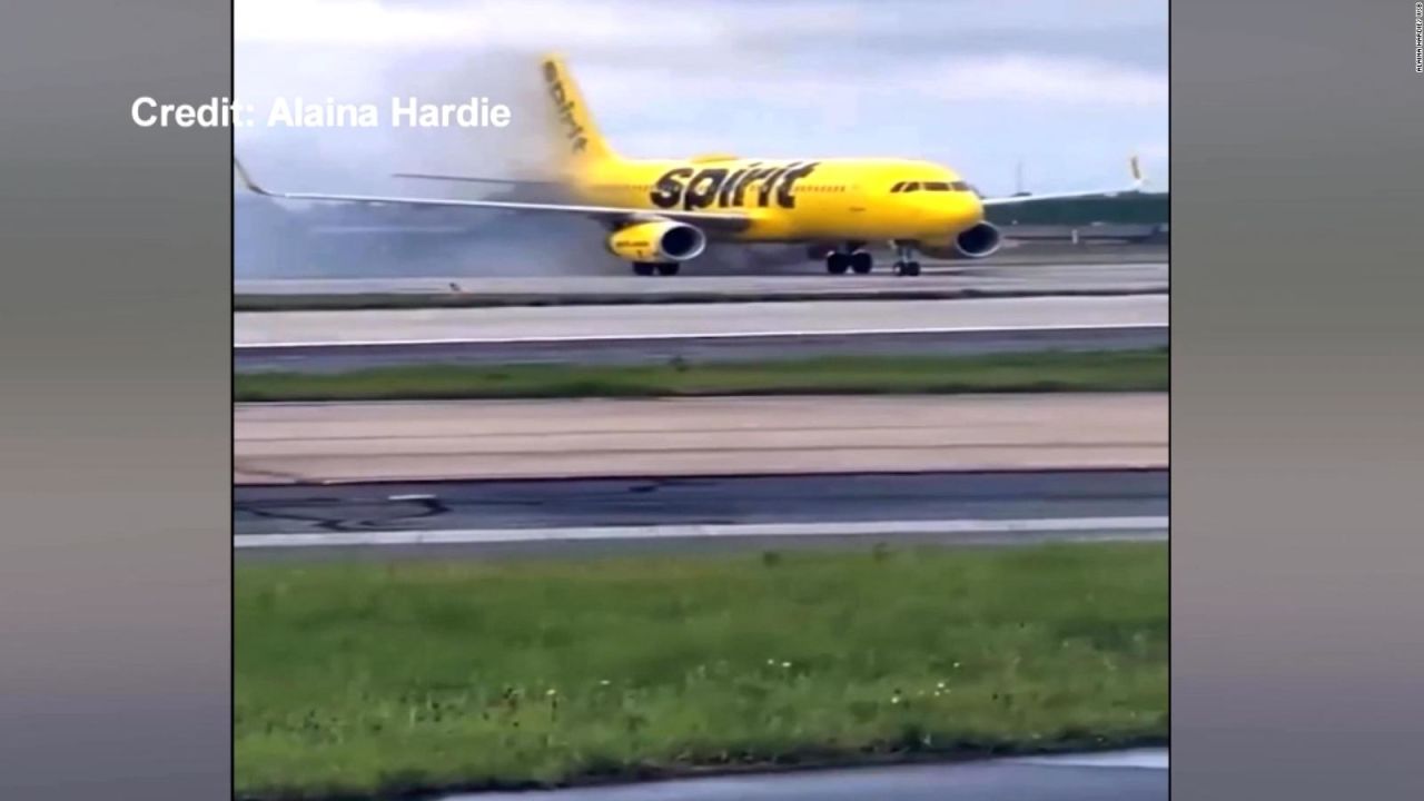 CNNE 1236917 - mira el momento en que un vuelo de spirit se incendia despues de aterrizar