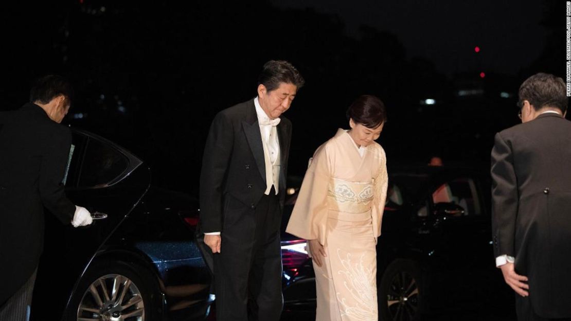 Shinzo y Akie Abe llegan al Palacio Imperial de Tokio después de la Ceremonia de Entronización del Emperador Naruhito en 2019.