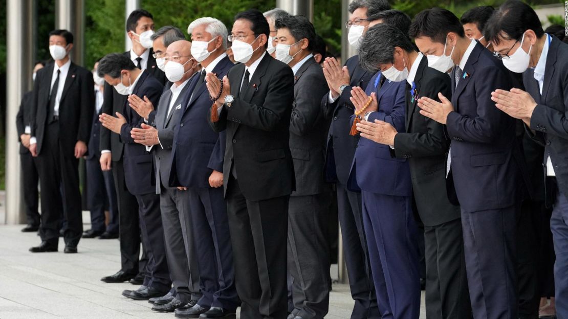 El primer ministro de Japón, Fumio Kishida, funcionarios y empleados ofrecen oraciones frente a la oficina del Primer Ministro en Tokio el 12 de julio.