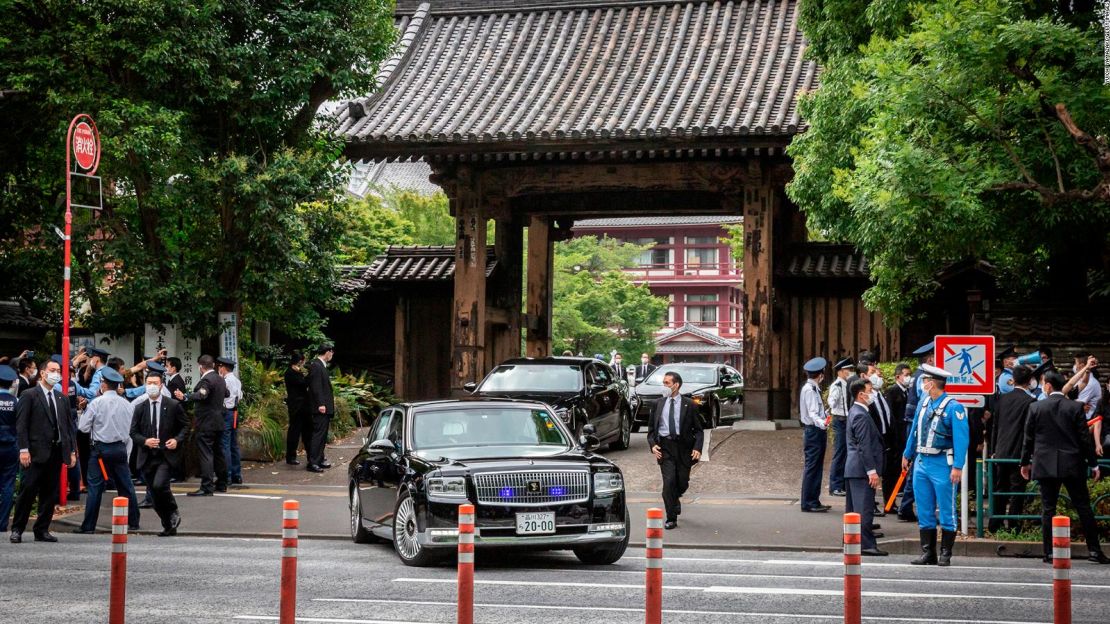 Un automóvil en el que viaja el primer ministro japonés, Fumio Kishida, sale del Templo Zojoji después del funeral del ex primer ministro Shinzo Abe el 12 de julio.