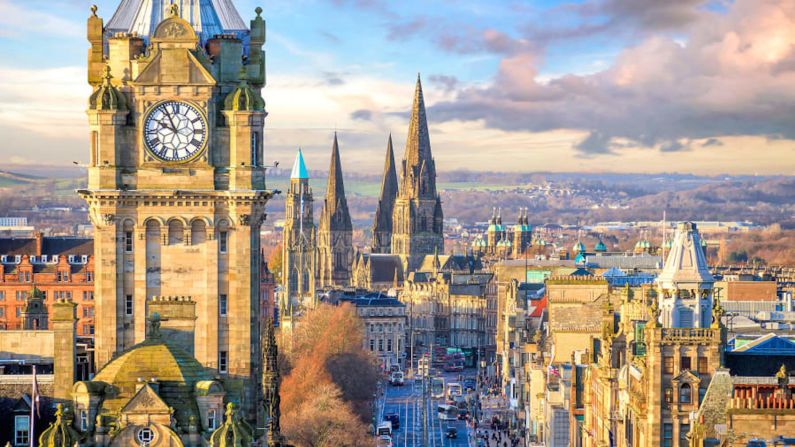 Las mejores ciudades del mundo: la empresa de medios Time Out ha completado su lista de las mejores ciudades del mundo para 2022. Edimburgo, Escocia, ocupó el primer lugar gracias a sus impresionantes vistas y su atmósfera creativa y acogedora.