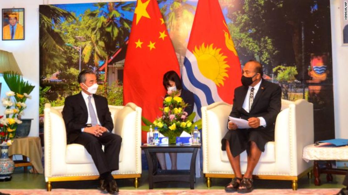 El ministro de Asuntos Exteriores de China, Wang Yi, se reúne con el presidente de Kiribati, Taneti Maamau, en Tarawa (Kiribati), el 27 de mayo.