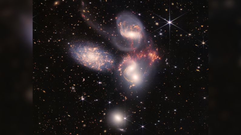 La vista del Quinteto de Stephan que logró el telescopio ayudará a revelar la forma en que las galaxias interactúan entre sí y cómo sus interacciones pueden moldear la evolución galáctico. Este grupo compacto de galaxias, descubierto por primera vez en 1787, se encuentra a 290 millones de años luz de distancia en la constelación de Pegaso. Cuatro de las cinco galaxias del grupo "están encerradas en una danza cósmica de repetidos encuentros cercanos", según un comunicado de la NASA.