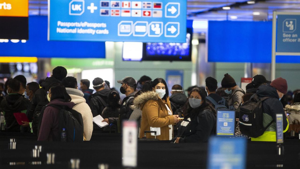 CNNE 1237271 - aeropuerto heathrow pide dejar de vender pasajes