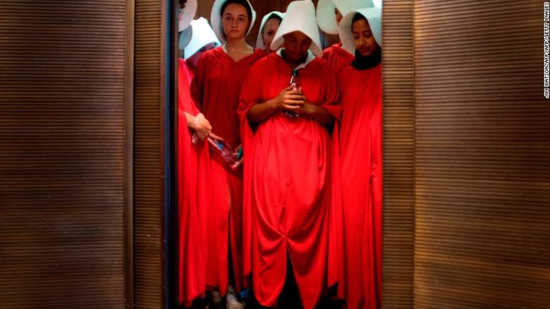 Mujeres vestidas como personajes de "The Handmaid's Tale" en el edificio Hart del Senado, protestando contra el candidato a la Corte Suprema Brett Kavanaugh en 2018.