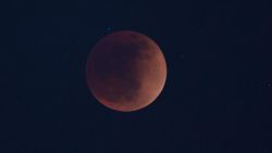 CNNE 1237612 - prepara tu retina para la superluna de ciervo este miercoles