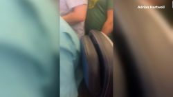 CNNE 1237668 - pasajeros viven tremendo susto tras ser evacuados de avion