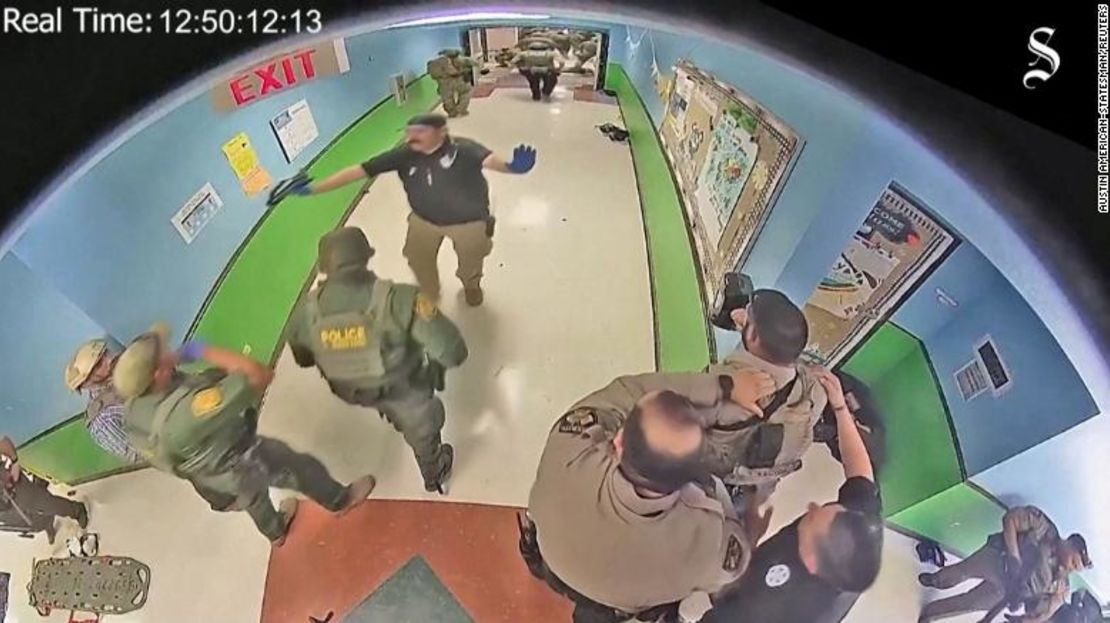 El video de vigilancia del tiroteo en Uvalde, que obtuvo Austin American-Statesman, muestra a los agentes en el pasillo de la Escuela Primaria Robb durante el ataque.